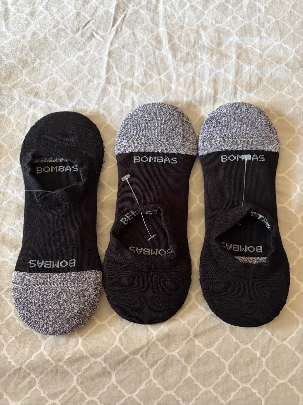 Bombas Menโs No-Show Athletic Socks in Black with Gray Toe
